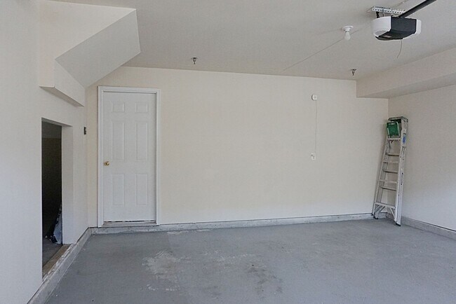 Building Photo - Exquisite Townhouse in Orchard Run Germantown