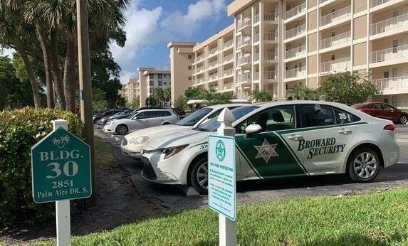 Building Photo - 2601 S Palm Aire Dr