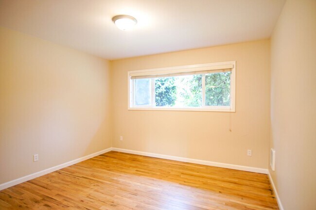 Building Photo - Updated Vintage 2Bed Courtyard Flat w/ AC & DW by Mt. Tabor!