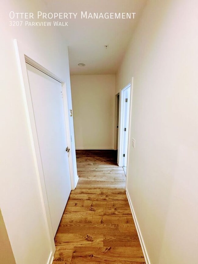 Building Photo - 3207 Parkview Walk