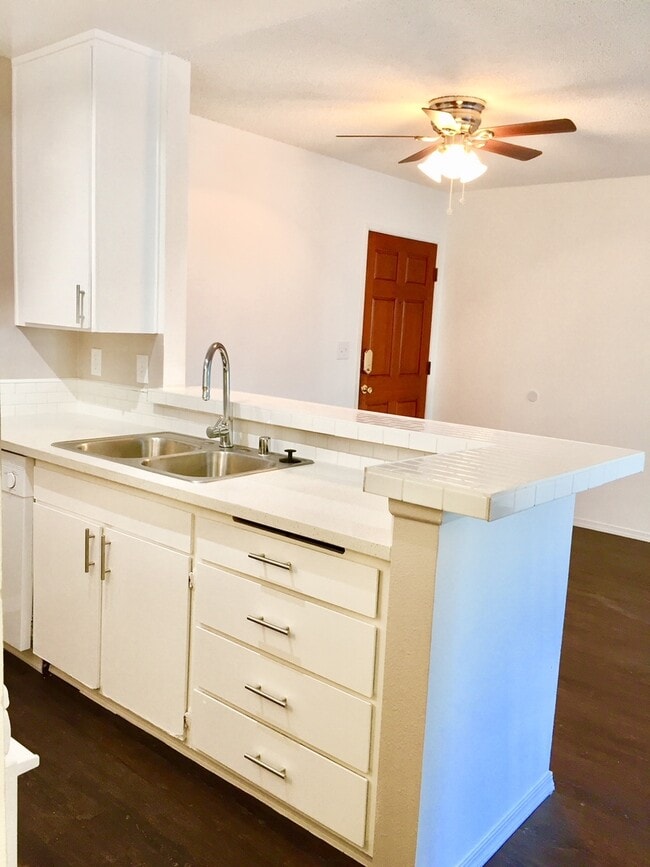 Building Photo - Beautiful 1 Bed/1 Bath Condo Apartment wit...