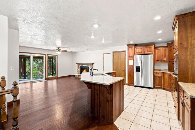 Building Photo - 650 Canyon Rd