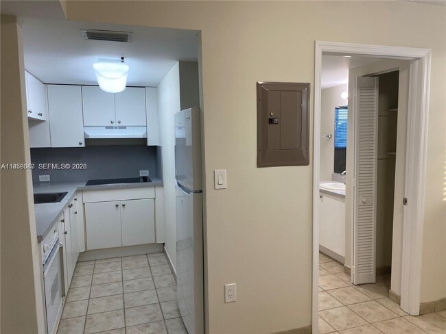 Building Photo - 601 SW 37th Ave