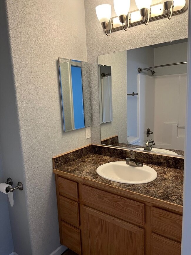 Building Photo - 3 Bedroom 2 Bathroom Home in the South Sub...