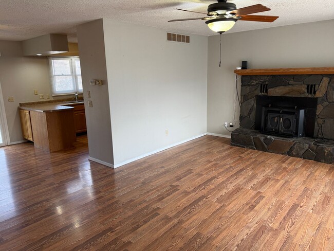 Building Photo - 4 Bedroom, 2 Bath Home for Rent