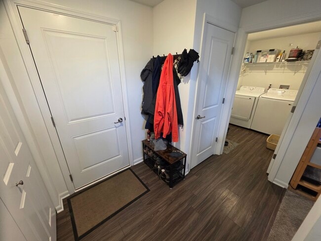 Building Photo - 1033 Atterberg Rd