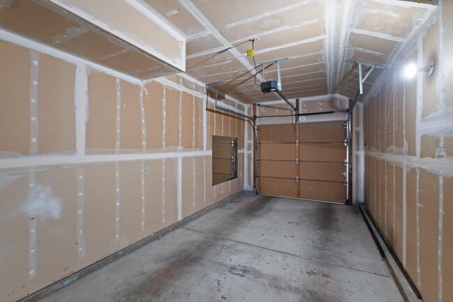 Building Photo - 1735 Parkview Green Cir