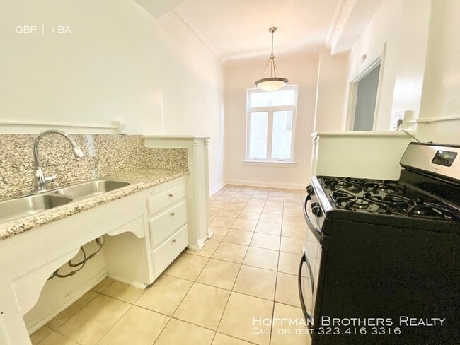 Building Photo - 900 S Serrano Ave Los Angeles CA 90006