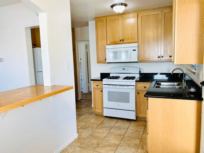 Building Photo - 2BD/1BA PACIFIC BEACH HOUSE LESS THAN 5 BL...
