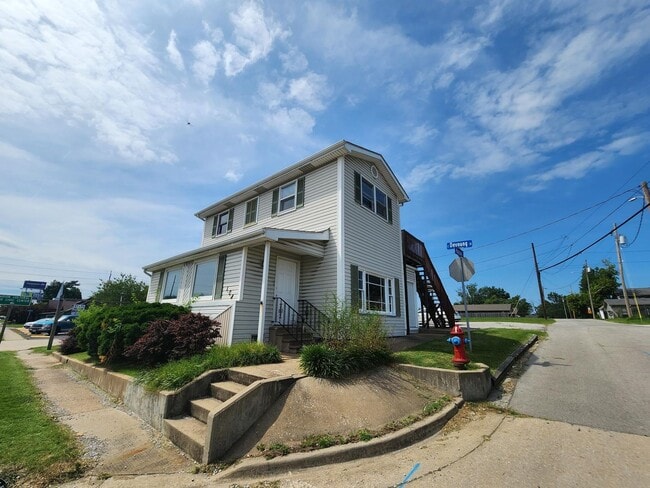 Primary Photo - Large office space on East DeYoung, Marion.