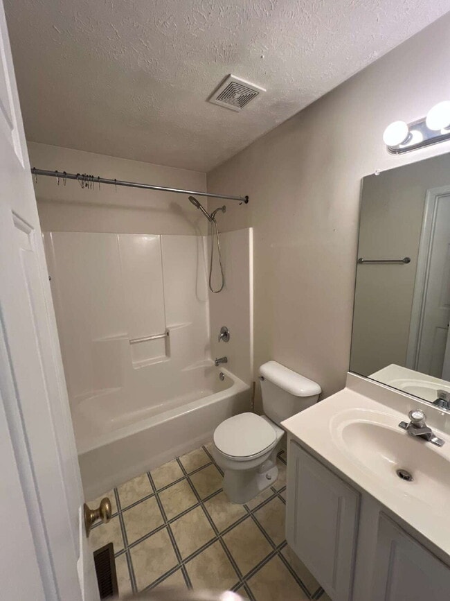 Building Photo - Split foyer home in Lancaster Gate with 3 bedrooms and 1 bathroom. 2 Bedrooms and Bathroom Upstai...