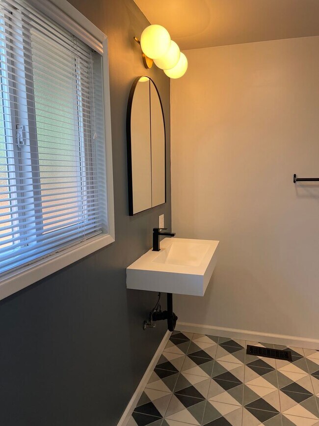 Building Photo - East Medford 3 Bedroom 2 Bathroom