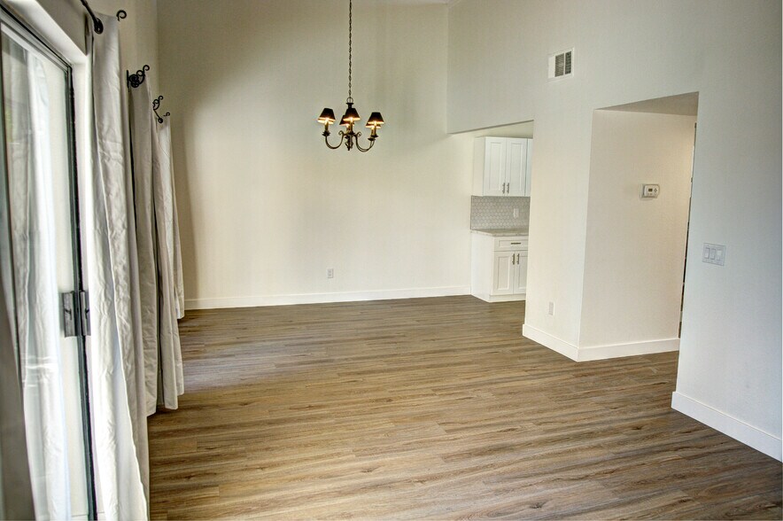 Building Photo - 140 Willow Lake Dr