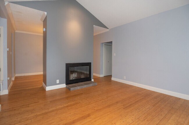 Building Photo - Second Floor, Corner Condo Unit - Move In Ready!