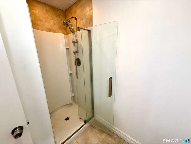 Building Photo - 9 Watch Hill Cir