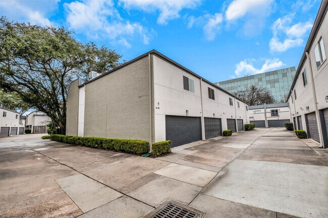 Building Photo - 1300 Augusta Dr