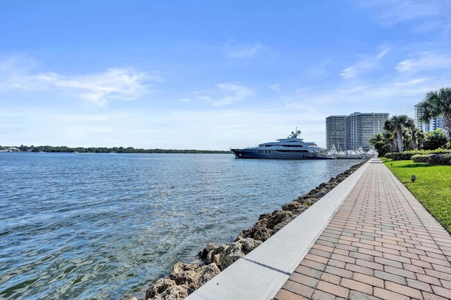 Building Photo - 132 Lakeshore Dr