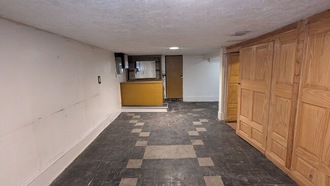 Building Photo - Charming 3-bedroom, 1.5-bathrooms home located in the heart of Akron