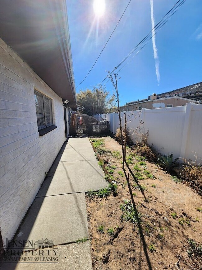 Building Photo - D2059