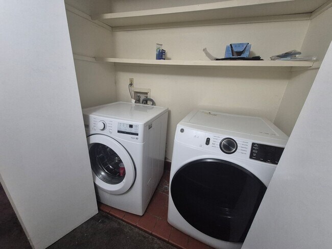 Building Photo - Spacious 4 bedroom 2 bath