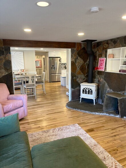 Building Photo - 205 5th Ave