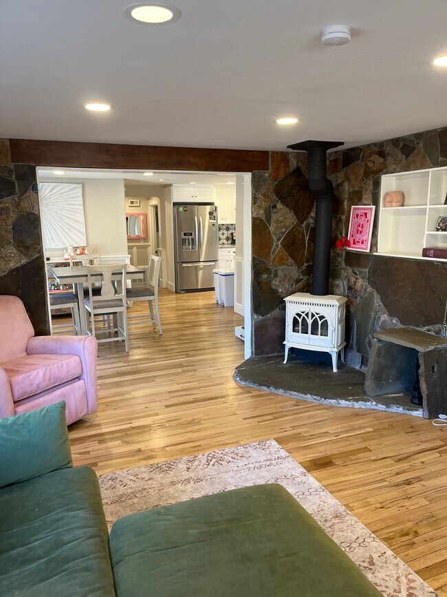 Building Photo - Cozy Cottage in Central Longmont