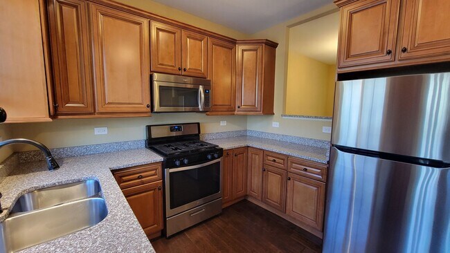 Building Photo - STUNNING LUXURY TOWNHOME 3 BEDROOM, 2 FULL...