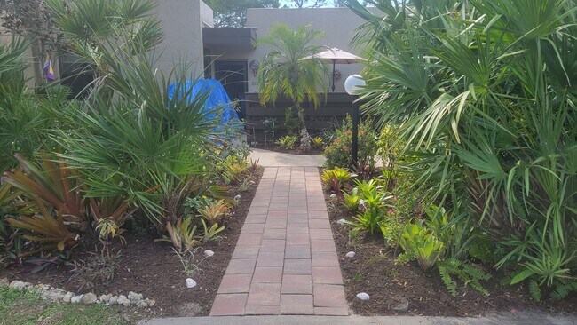 Building Photo - 202 Pinebrook Dr