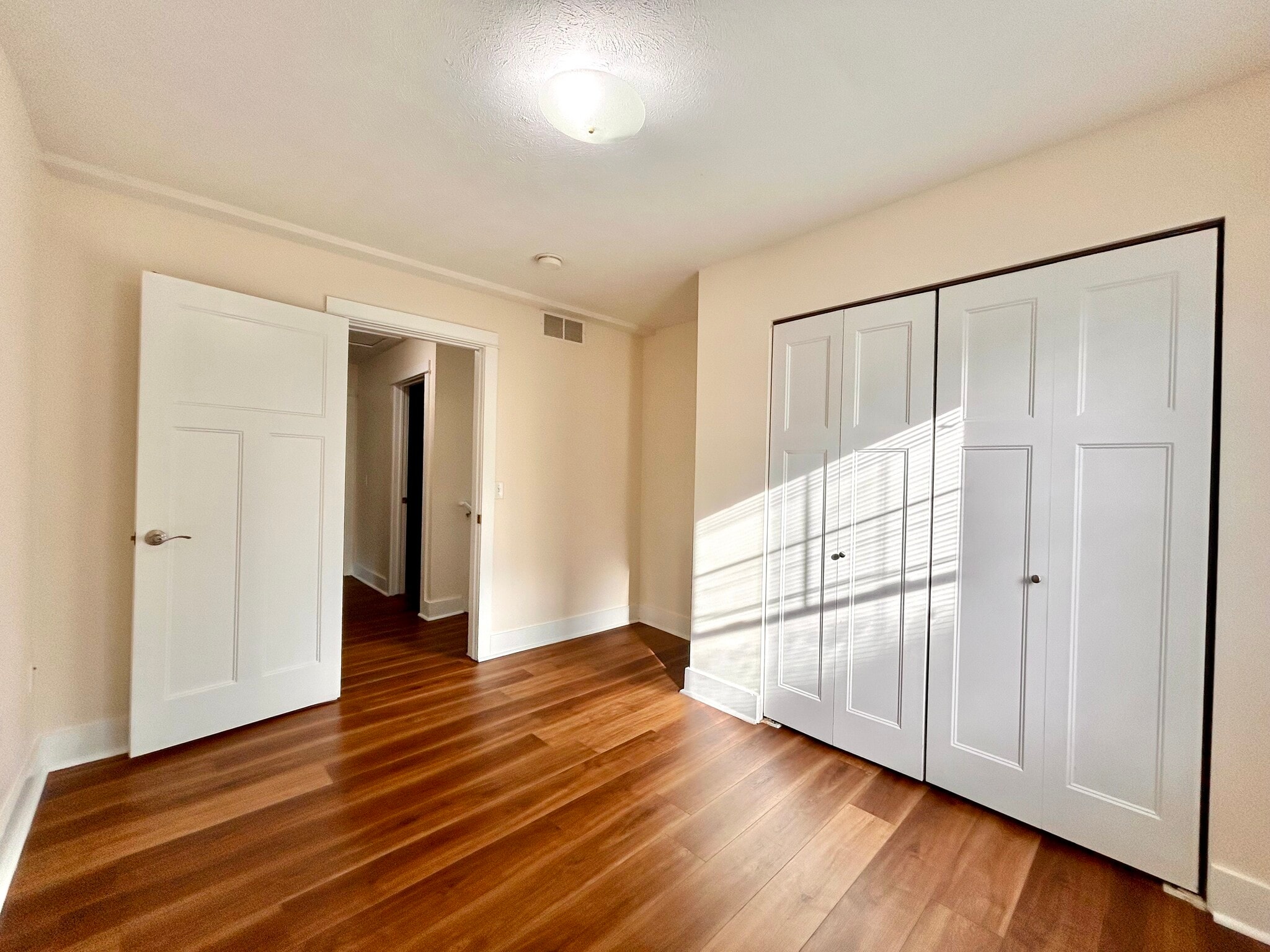 Building Photo - 327 Freyling Pl SE