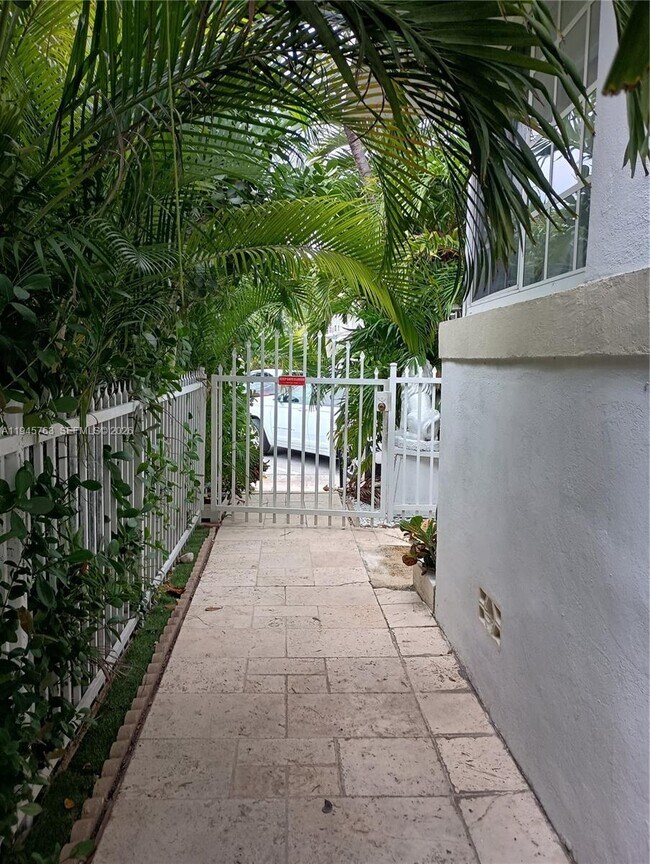 Building Photo - 7421 Carlyle Ave