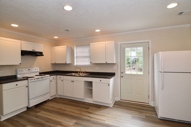 Building Photo - Recently Renovated 3 Bedroom House - Section 8 Welcome