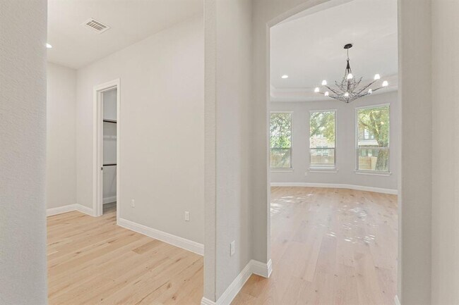 Building Photo - 10709 Lavon Bend