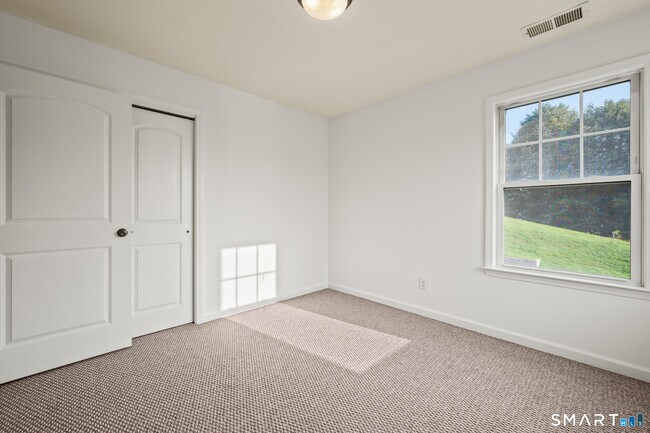 Building Photo - 5 Rolling Hills Dr