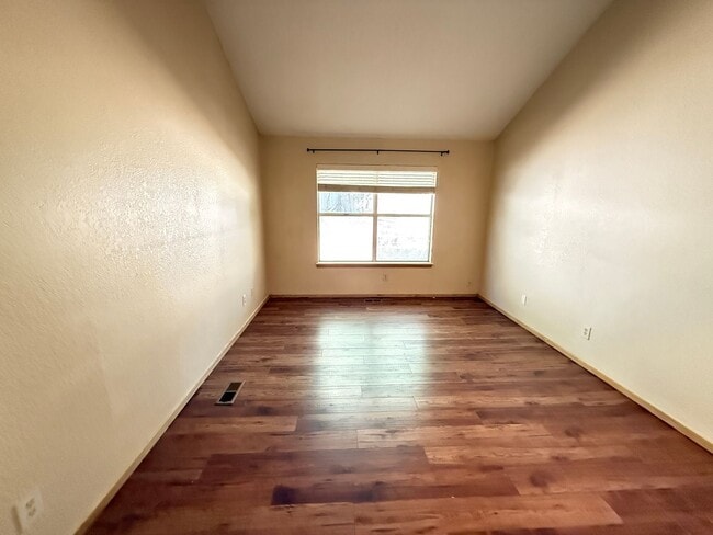 Building Photo - Vaulted Ceilings, Large Great Room! 3 bedr...