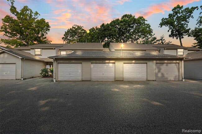 Building Photo - 4911 Oak Hill Dr