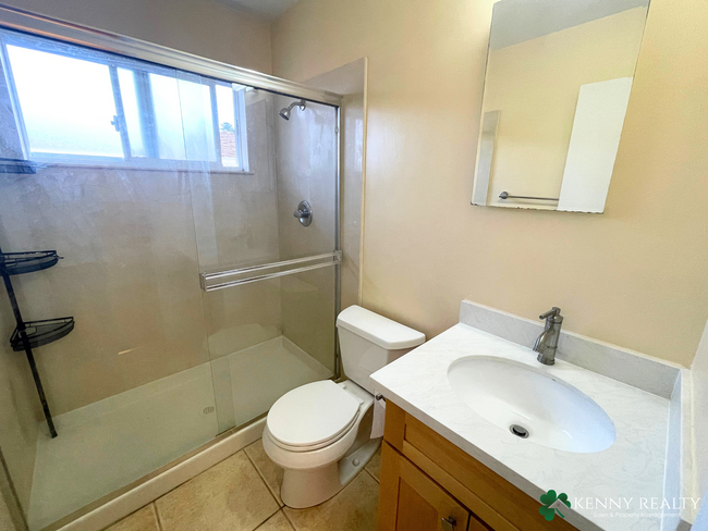 Building Photo - Large 3 Bedroom, 2 Bathroom in Daly City