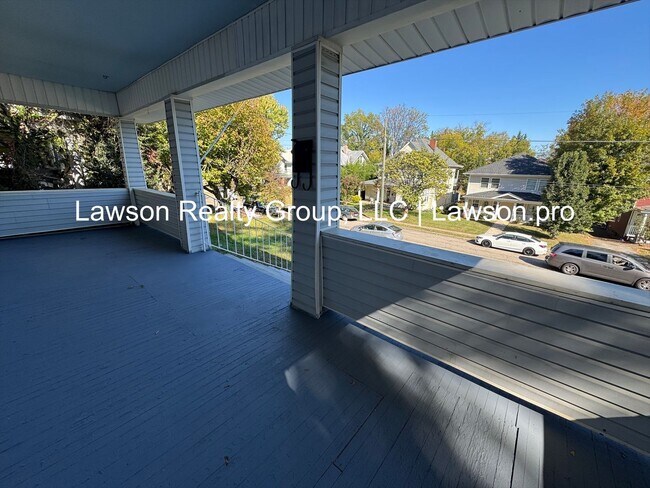 Building Photo - Three Bedroom Home - Walking Distance to G...