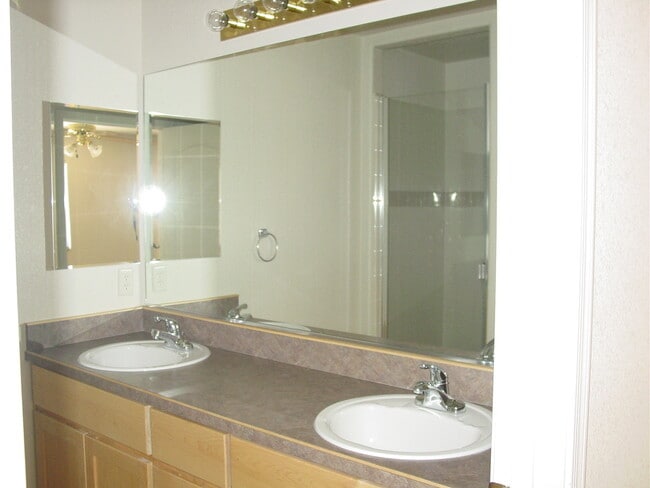 Building Photo - 2BR/1BA/2GA, 1039 sq.ft. rental in Sierra ...