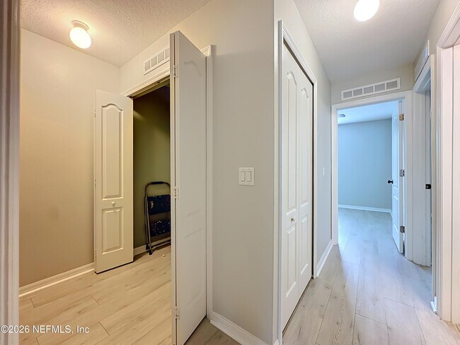 Building Photo - 8224 Halls Hammock Ct