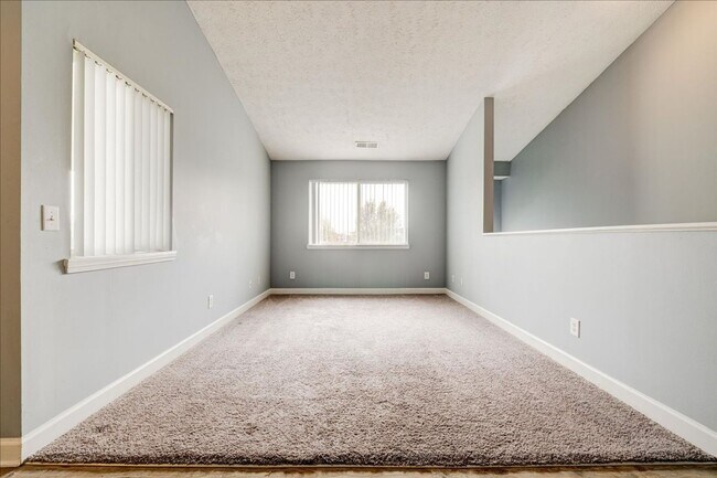 Building Photo - **2 bedroom 2 bath $1199/mo***Evansville, IN*** Pet Friendly**Vaulted Ceilings