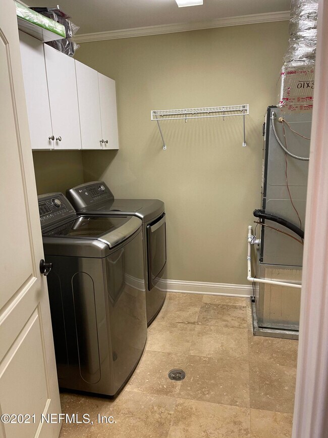 Building Photo - 120 Bay St