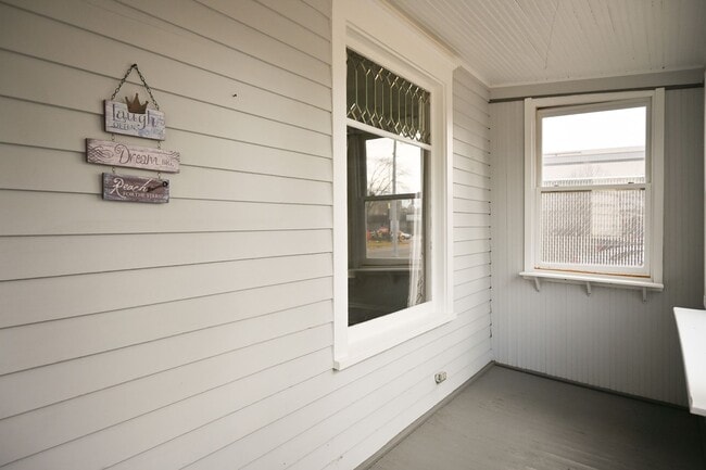 Building Photo - Gorgeous 3 Bed 1 Bath Home! Updated Applia...