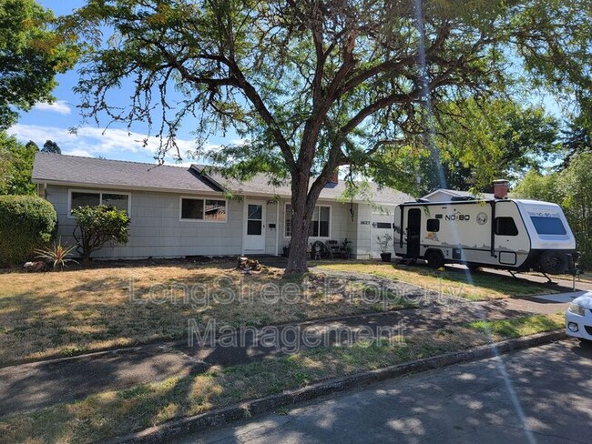 Building Photo - 1827 NW Menlo Dr