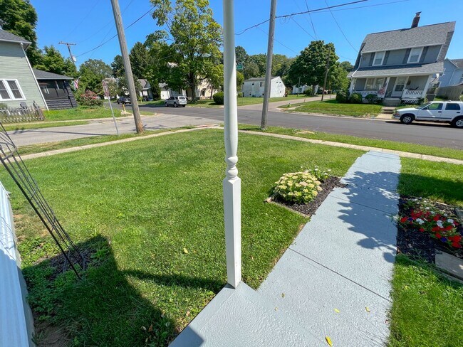 Building Photo - 681 Maple Ave