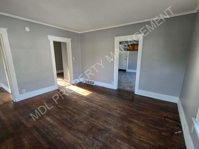 Building Photo - 2 Bed / 1 Bath House in Saginaw