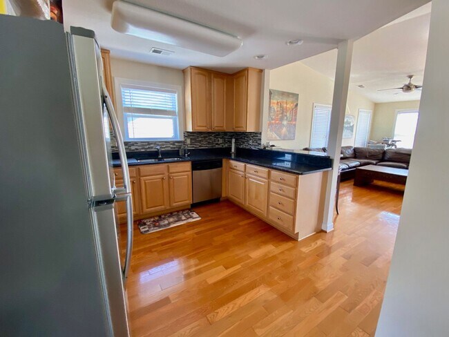 Building Photo - 3BD/3.5 Condo with Garage & Backyard in Shadowlawn! Blocks to the Beach! AVAILABLE NOW!