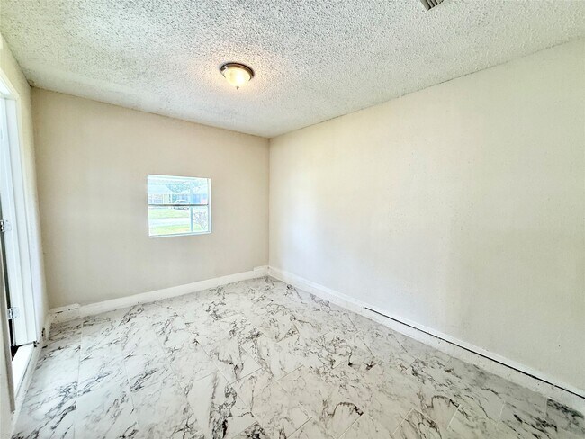 Building Photo - 5315 Newkirk Ln