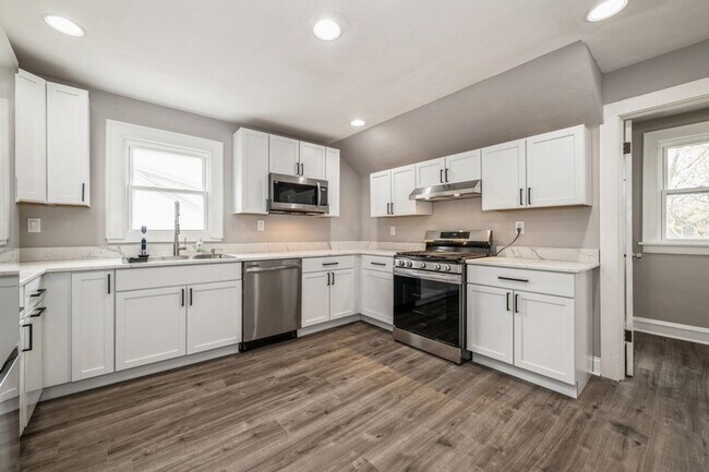 Building Photo - 545 Skokie Ave