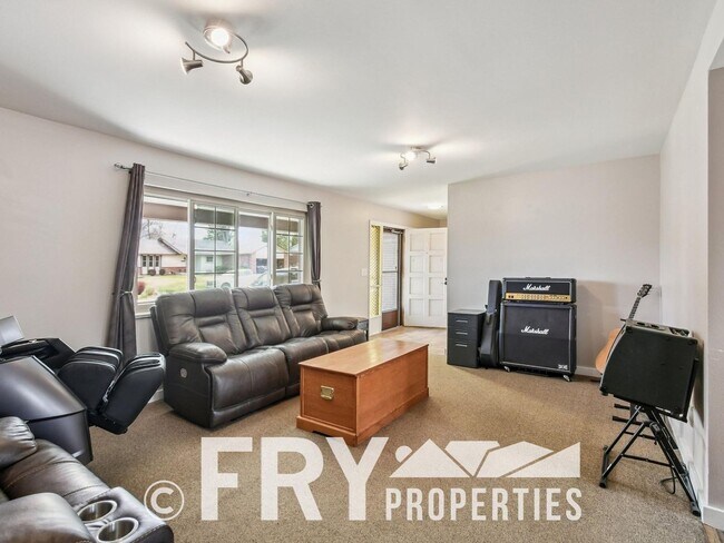 Building Photo - Spacious Five-Bedroom - Great For Entertaining