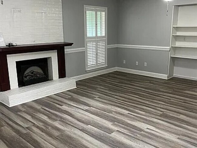 Building Photo - 3/2.5 bath home with large yard!